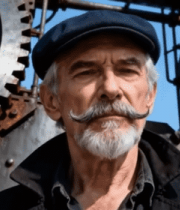 老人站在机械齿轮前303#横屏 