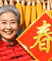 老人手持春字贴素材11589#横屏 