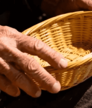 	 老人手持竹编篮子(1)6395#横屏 