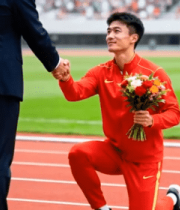 运动员赛场跪地与他人握手5543#横屏 