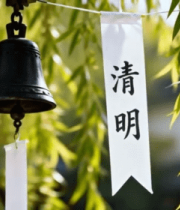 	 柳枝下悬挂的清明风铃9815#横屏 