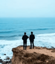 两人立于悬崖俯瞰大海11092#横屏 