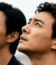 两位男士仰头注视画面素材12420#横屏 