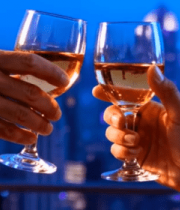 	 两人在城市夜景下碰杯葡萄酒191#横屏 