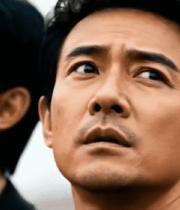 两位男士仰头注视画面素材12420#横屏 