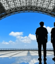 两人在建筑内平台眺望远方11782#横屏 