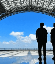 	 两人在建筑内平台眺望远方11782#横屏 