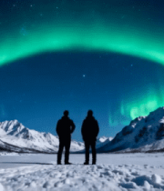两人观赏北极极光夜景8039#横屏 