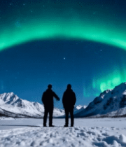 两人观赏北极极光夜景8039#横屏 