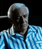 老人坐于椅上神情沉思1275#横屏 