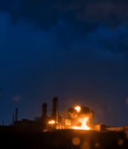 雷暴天气下的工厂夜景13859#横屏 