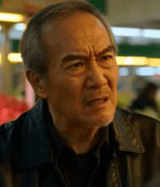 老人在市场与人交流1208#横屏 