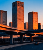 立交桥旁高楼日落车流景象7684#横屏 