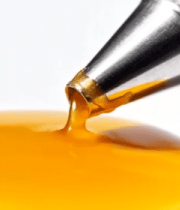 金属笔尖滴下黄色液体9596#横屏 