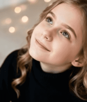 金发女孩仰头室内场景素材6259#横屏 