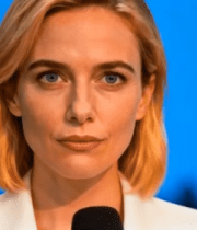 金发女子手持麦克风接受采访7009#横屏 