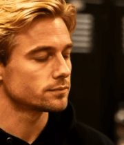 金发男子穿连帽衫近景12038#横屏 