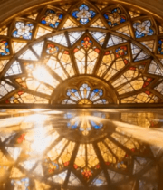 教堂内彩色玻璃窗光影素材8063#横屏 