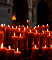 教堂内点燃的红色蜡烛14755#横屏 