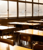 阳光照射下的空教室课桌2087#横屏 