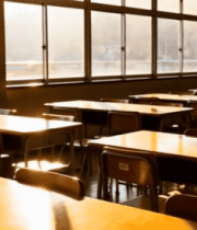 阳光照射下的空教室课桌2087#横屏 