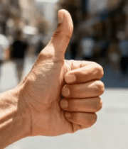 街头竖起大拇指手势13486#横屏 