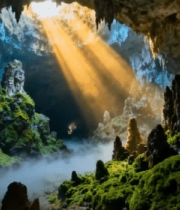 阳光照射下的溶洞景观1465#横屏 