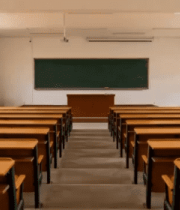 教室空旷课桌整齐排列8464#横屏 