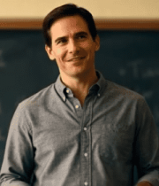 教师手持纸张站在黑板前4784#横屏 