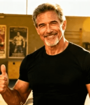 健身房男子健身后竖大拇指2738#横屏 