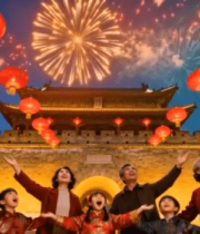 家庭节日在古建筑前欢庆9666#横屏 