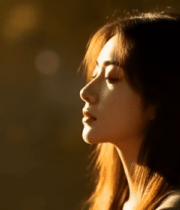 阳光下侧脸的长发女性342#横屏 