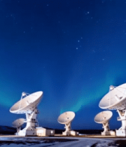 极光下的卫星天线阵列8045#横屏 