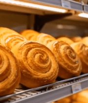 	 货架上摆放的烘焙面包素材13011#横屏 