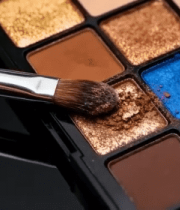 眼影盘与化妆刷特写15073#横屏 