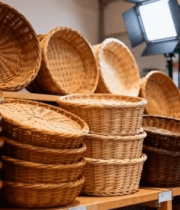 	 货架上摆放的各式藤编篮子9818#横屏 