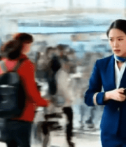 机场工作人员与旅客交流场景7317#横屏 