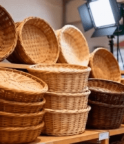 货架上摆放的各式藤编篮子9818#横屏 