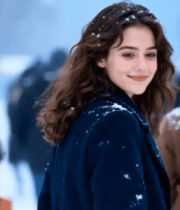 雪中女子微笑转身素材(1)7605#横屏 