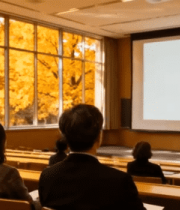 	 会议室中人们观看投影画面11569#横屏 