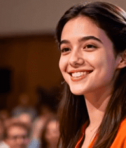 会议中微笑的女性8382#横屏 