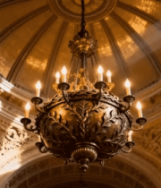 	 华丽吊灯悬挂于穹顶建筑内11923#横屏 
