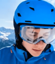 滑雪者戴着头盔护目镜站在雪山14078#横屏 