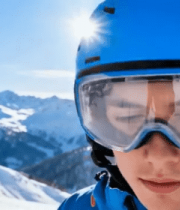 滑雪者戴着头盔护目镜站在雪山14078#横屏 