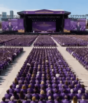 户外舞台前聚集的大量人群13705#横屏 