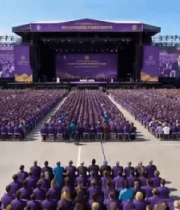 户外舞台前聚集的大量人群13705#横屏 