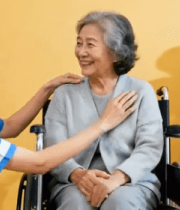 护士陪伴坐轮椅的老年女性4664#横屏 