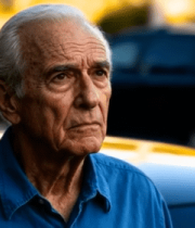 户外站立的白发老人11228#横屏 