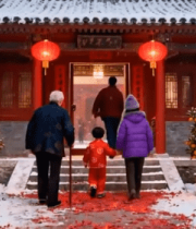 雪天古建筑前家庭春节出行707#横屏 