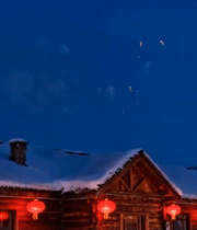 雪夜木屋上空绽放的烟花(2)2307#横屏 